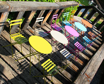 Mesas y sillas para llenar de color los espacios al aire libre